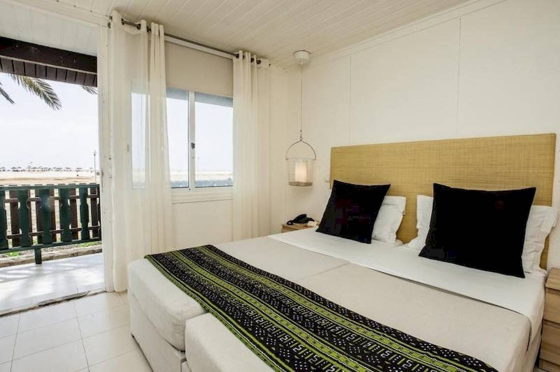 Doppelbettzimmer im Oasis Belorizonte Hotel mit Blick auf das Meer und Balkon.