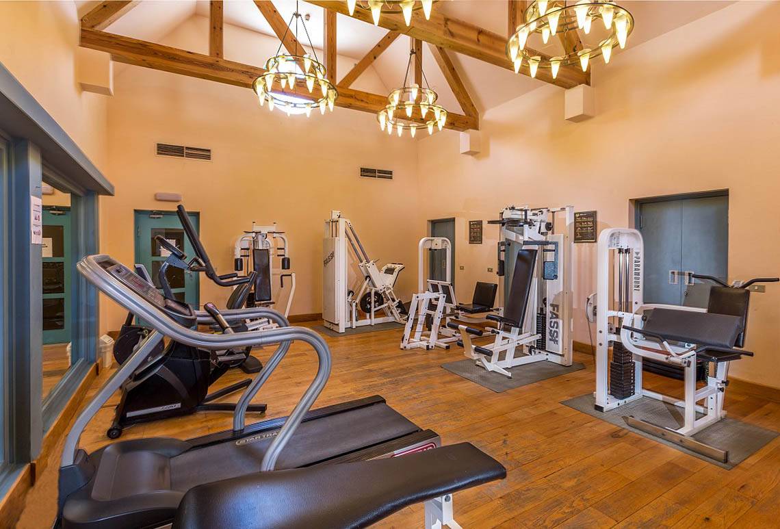 Fitness-Center-Innenbereich des Hotels mit verschiedenen Trainingsgeräten.