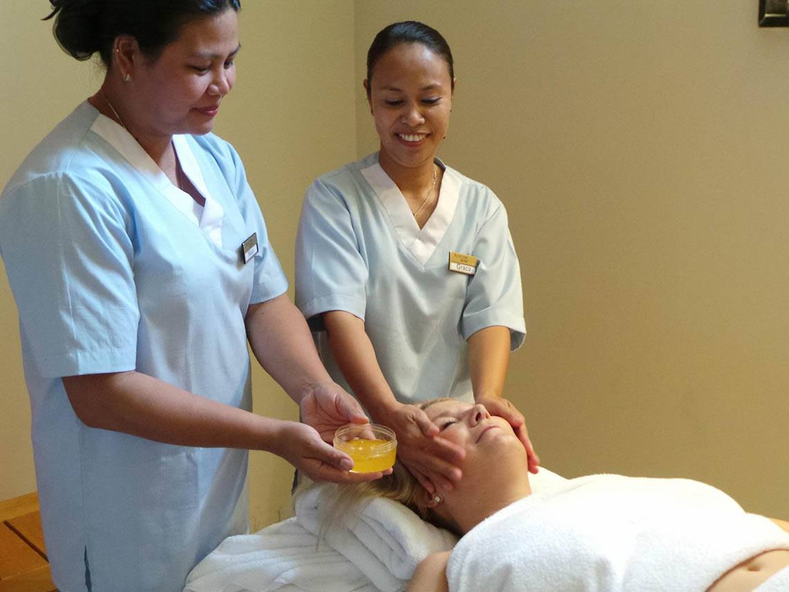 Zwei Frauen im Gesundheitszentrum im Steigenberger Golf Resort El Gouna, die eine Gesichtsbehandlung durchführen.