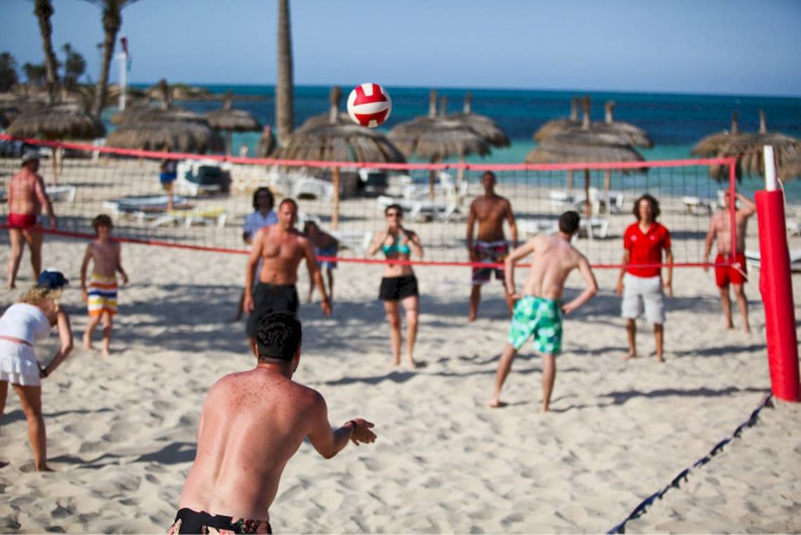 Volleyballspiel am Strand beim El Mouradi Djerba Menzel Hotel