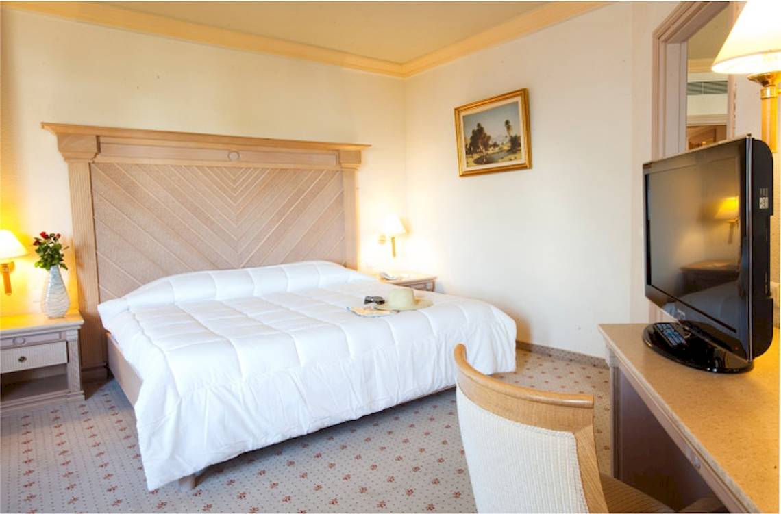 Hotelzimmer im El Mouradi Djerba Menzel mit Bett, Fernseher und Schreibtisch.
