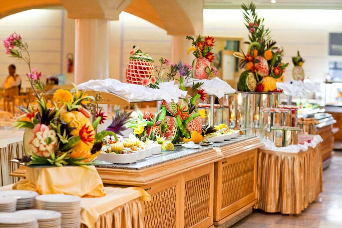 Buffettisch im Hotel El Mouradi Djerba Menzel mit kunstvollen Obstskulpturen.