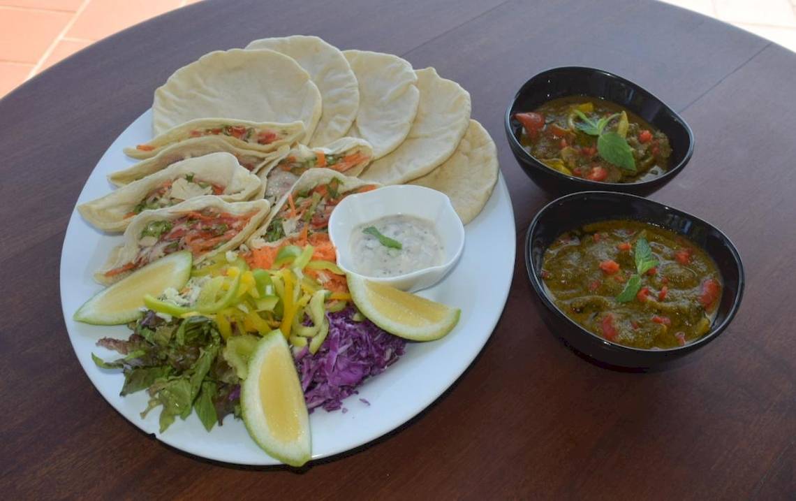 Buffet-Frühstück im Cerf Island Resort mit verschiedenen Gerichten auf einem Teller.