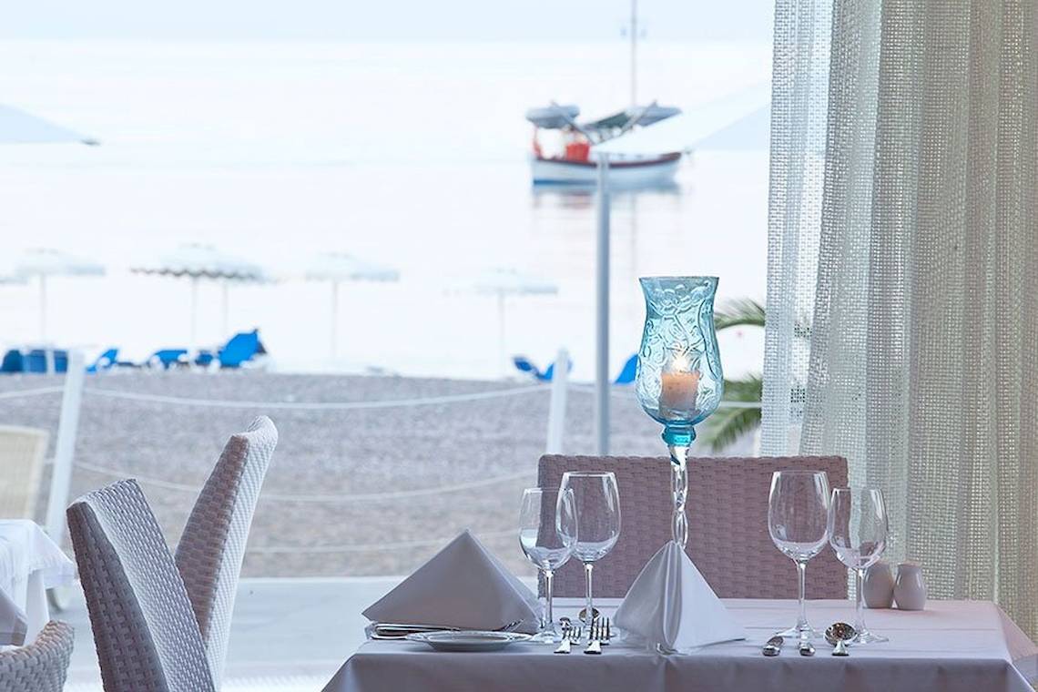 Restauranttisch im Lindos Bay Hotel mit Blick auf das Meer