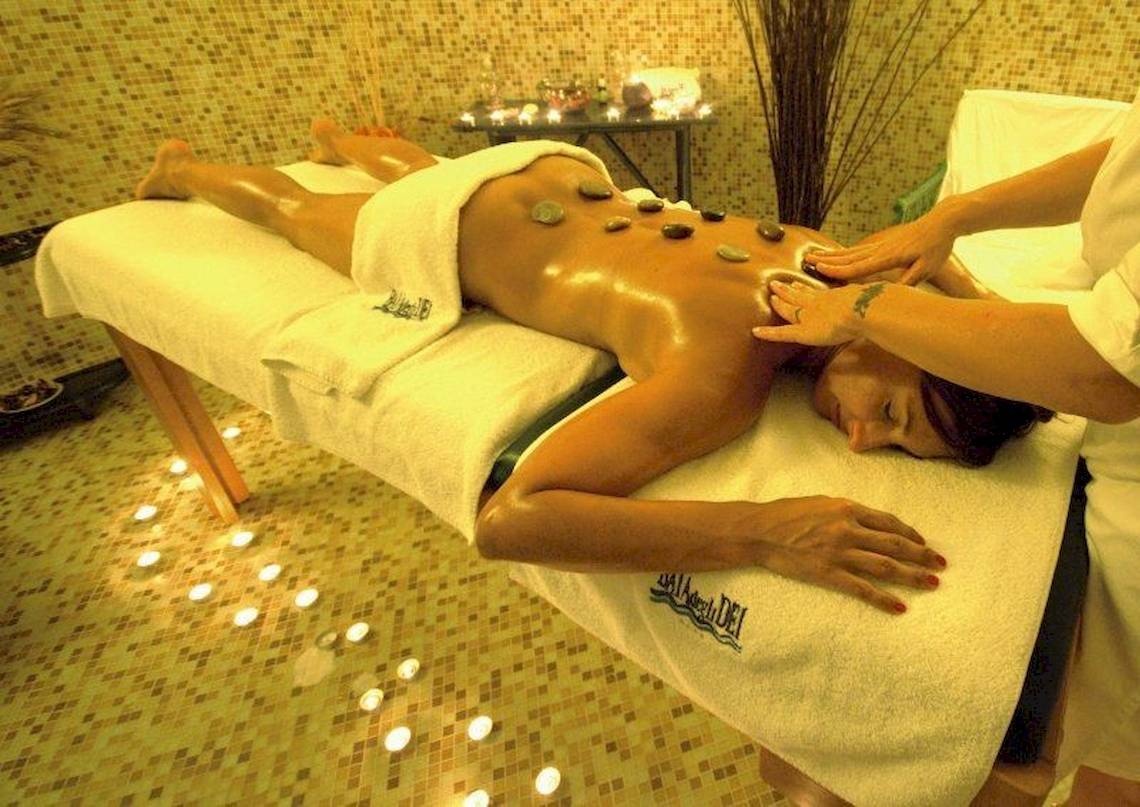 Massagebehandlung im Hotel Le Castella - Baia degli Dei Village