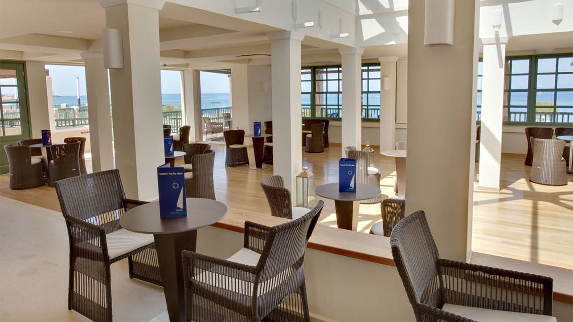 Lounge-Bereich des Silva Beach Hotels mit Blick auf das Meer und modernen Möbeln.