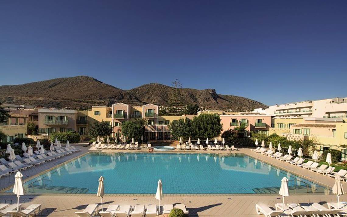 Außenpool des Silva Beach Hotels mit Sonnenliegen und Berg im Hintergrund
