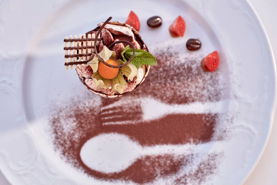 Dessert auf einem weißen Teller im Grecian Park Hotel mit Schokolade und Früchten.