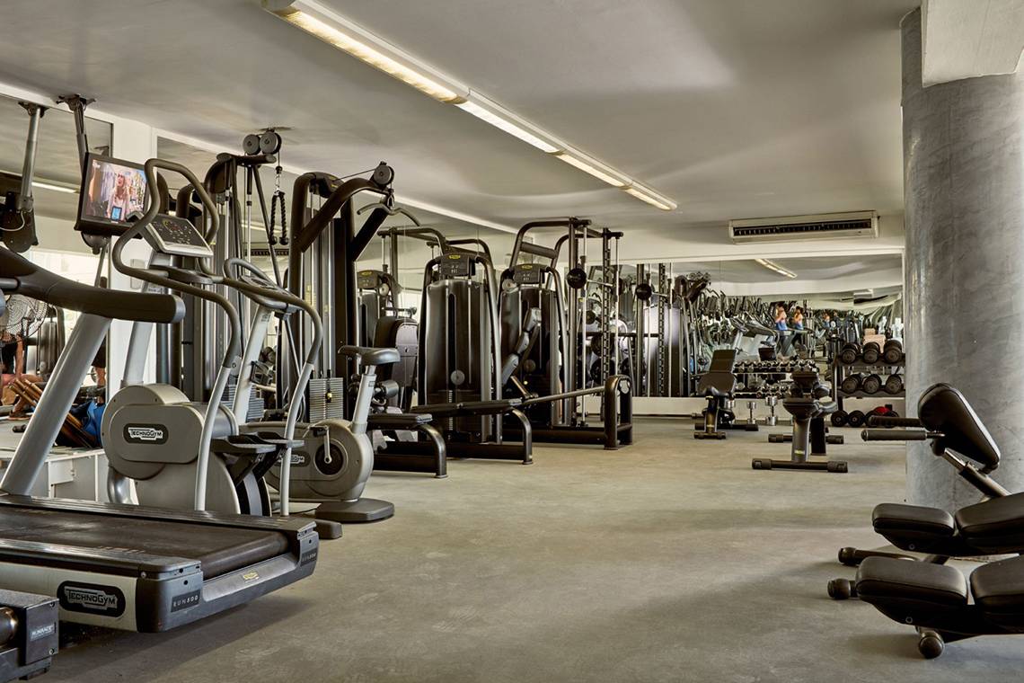 Fitnessstudio im Grecian Park Hotel mit vielen Geräten und Trainingsgeräten.