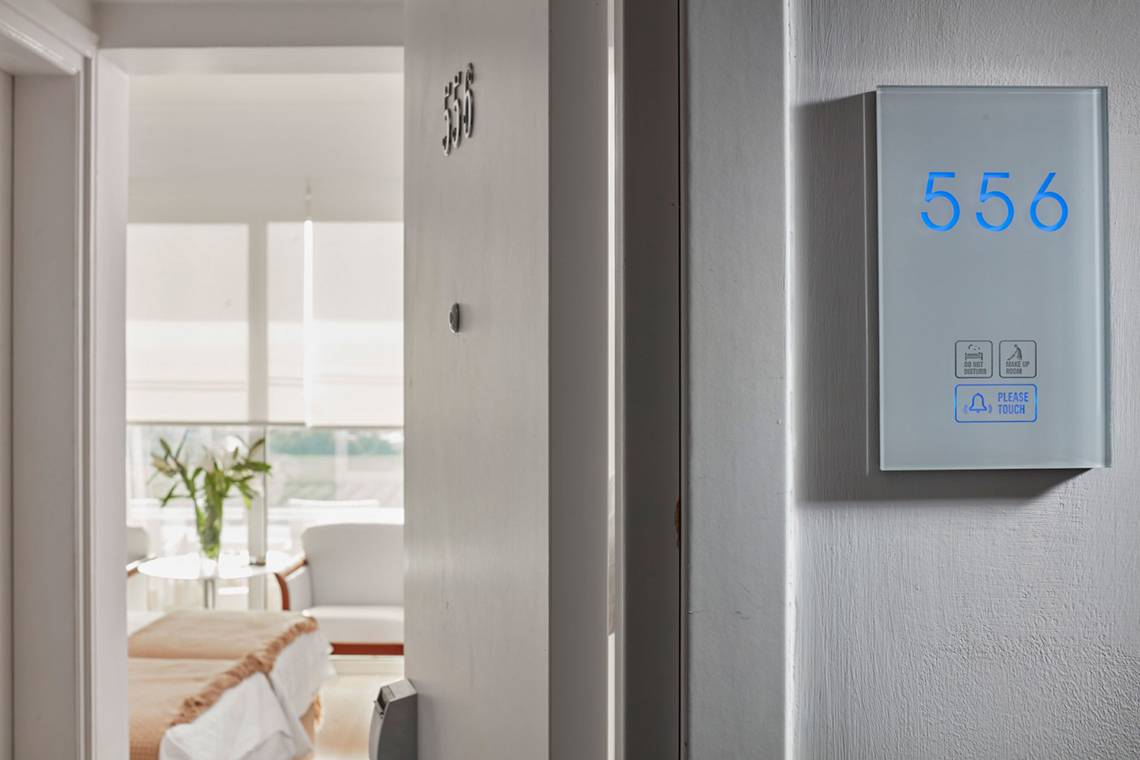 Zimmer 556 Eingang mit digitalem Display und Zimmernummer 556