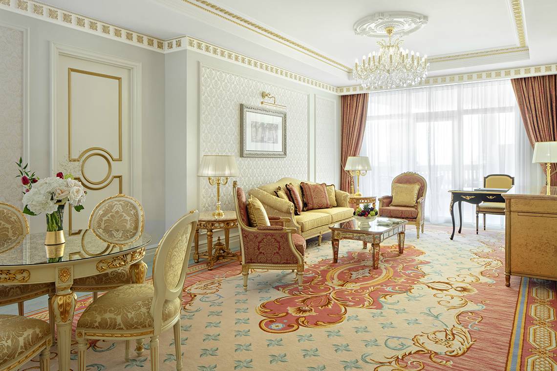 Eleganter Innenraum des Raffles The Palm Dubai mit goldenen Akzenten und luxuriösem Mobiliar.