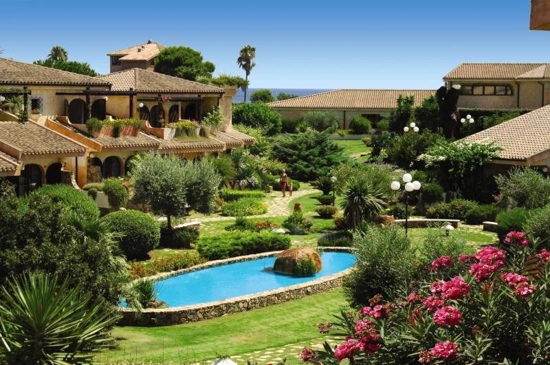 Luftaufnahme des Baia Di Nora Hotels mit Pool und Gärten