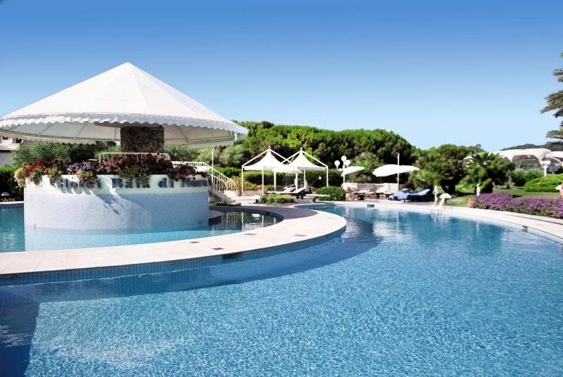 Poolbereich des Baia Di Nora Hotels mit Pavillon und Sonnenschirmen