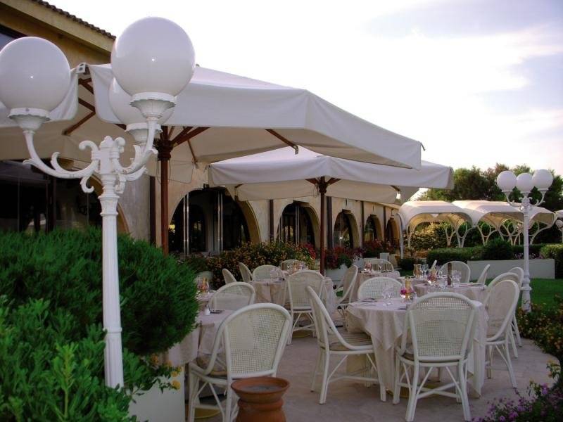 Foto der Terrasse mit Sitzplätzen im Baia Di Nora Hotel.