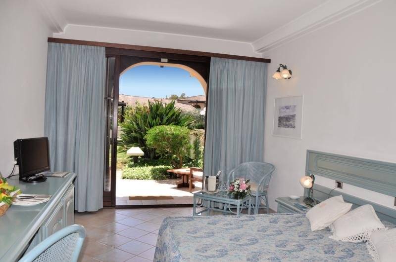 Baia Di Nora Hotelzimmer mit Balkon und Gartenblick.