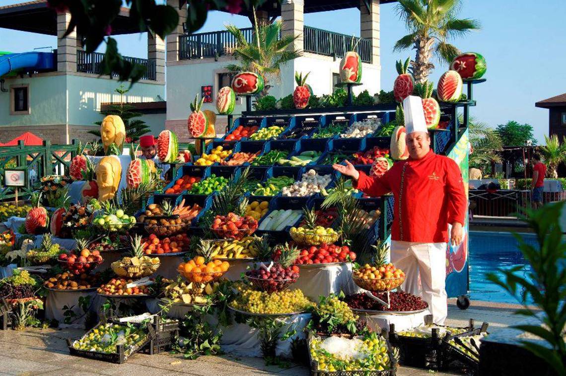 Ein Obst- und Gemüsestand vor dem Orange County Belek - Family Concept Hotel