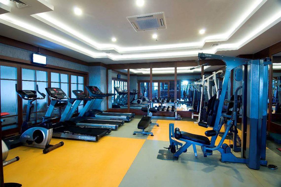 Fitnessstudio im Orange County Belek Hotel mit Laufbändern und Kraftgeräten.