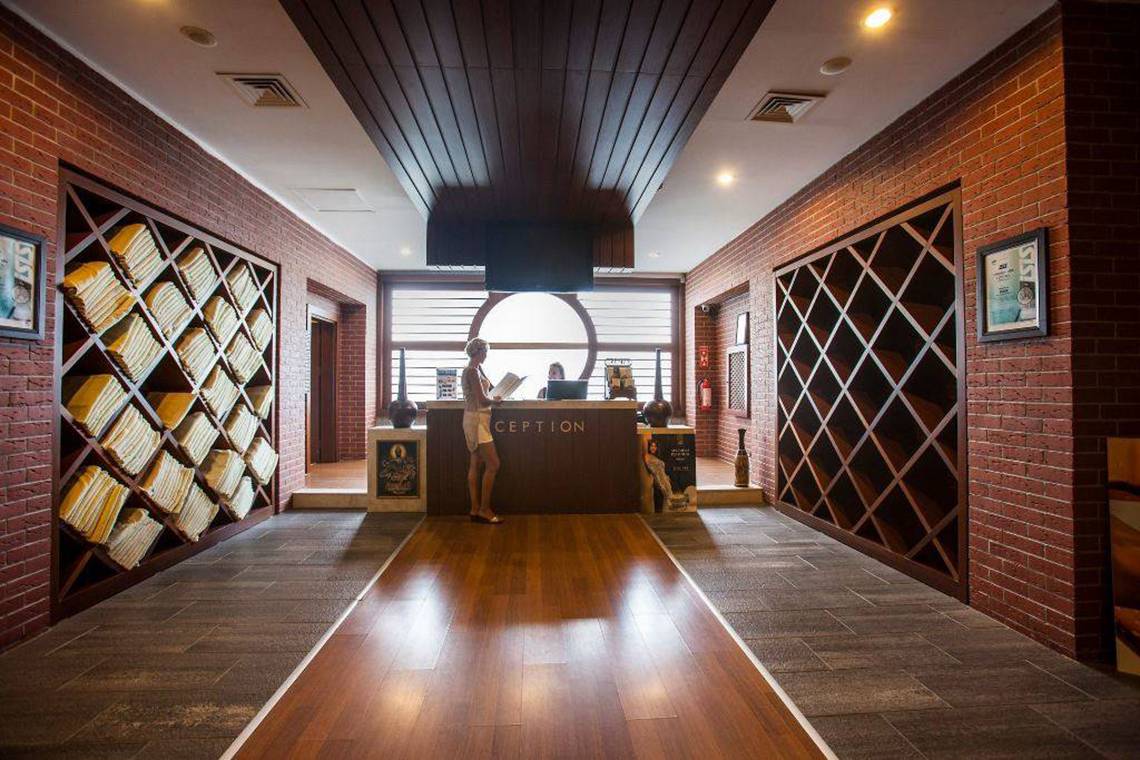 Empfangsbereich des Orange County Belek - Family Concept Hotels mit Rezeptionstresen und gefliesten Böden.