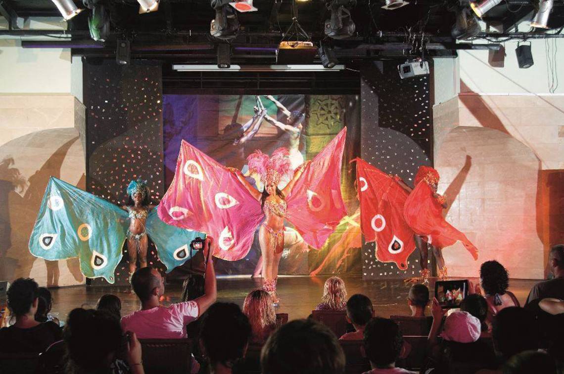 Bühnenshow im Orange County Belek Hotel mit Tänzerinnen und Publikum.