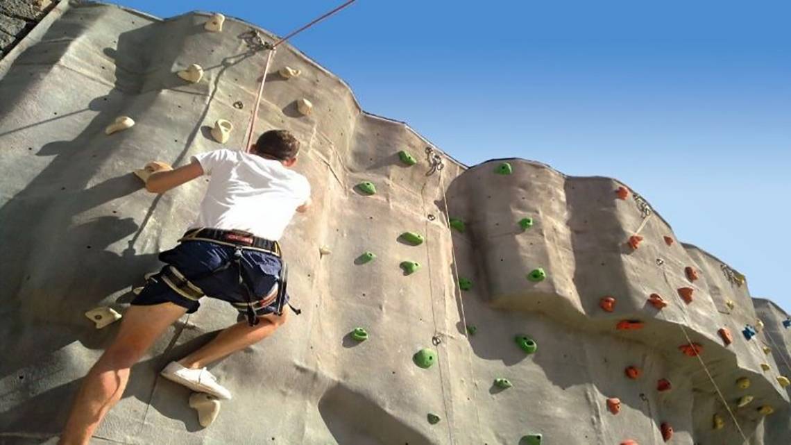 Ein Mann klettert an einer künstlichen Kletterwand im Barcelo Tenerife.