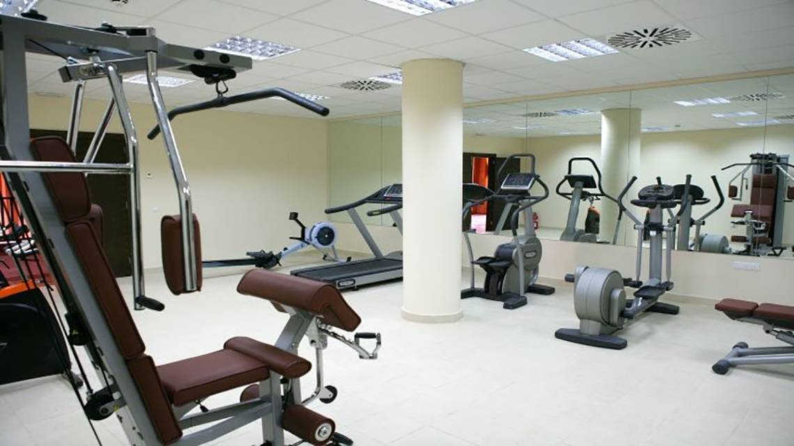 Fitnessraum im Barcelo Tenerife Hotel mit verschiedenen Trainingsgeräten.