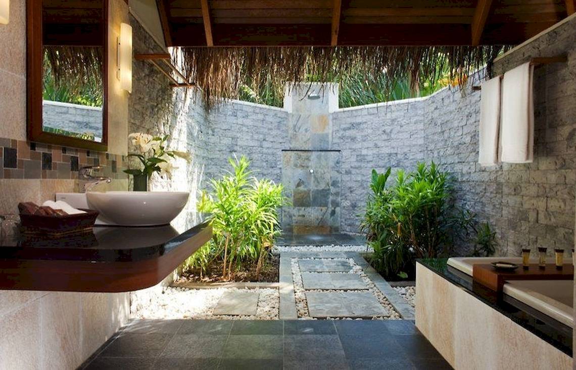 Dusche im Freienbereich des Sheraton Maldives Full Moon Resort & Spa