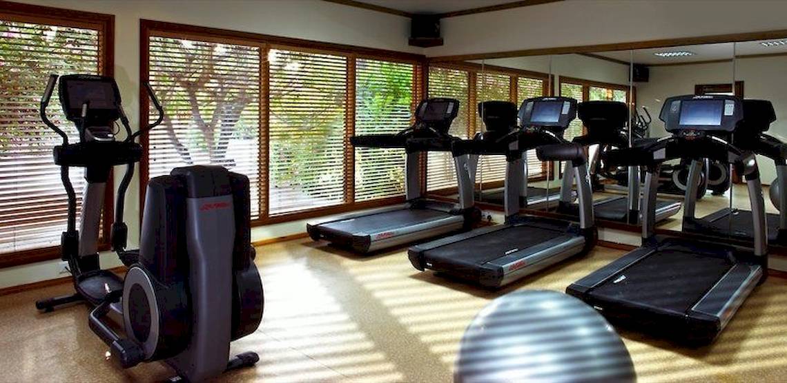 Fitnesscenter mit Laufbändern und anderen Geräten im Sheraton Maldives Full Moon Resort & Spa