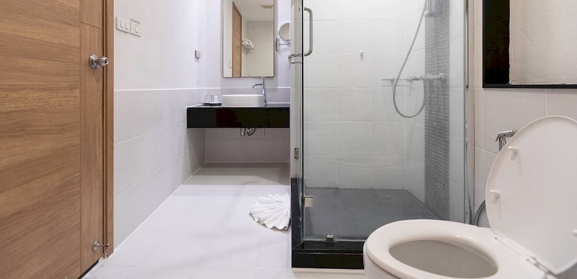 Badezimmer im Kantary Beach Hotel, Villas & Suites mit Toilette, Dusche und Waschbecken.