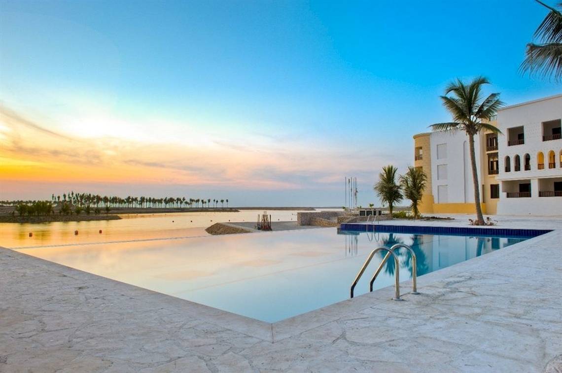 Juweira Boutique Hotel Pool bei Sonnenuntergang mit Blick auf das Meer