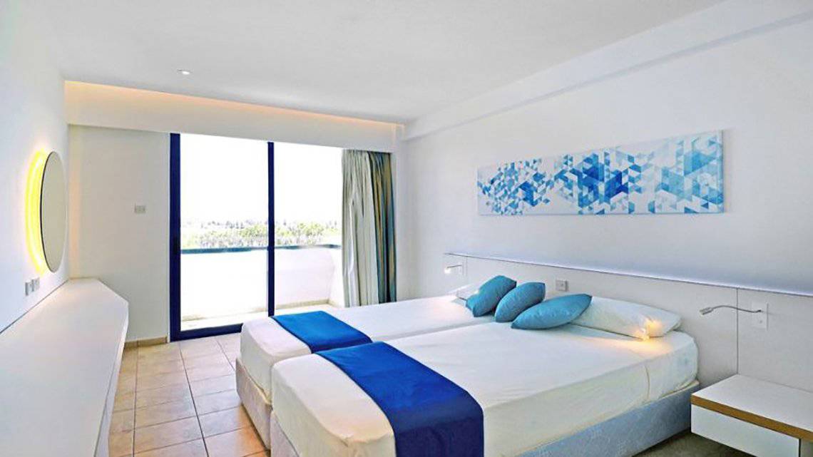 Zimmer im Anonymous Beach Hotel mit zwei Betten und Aussicht auf die Außenseite.