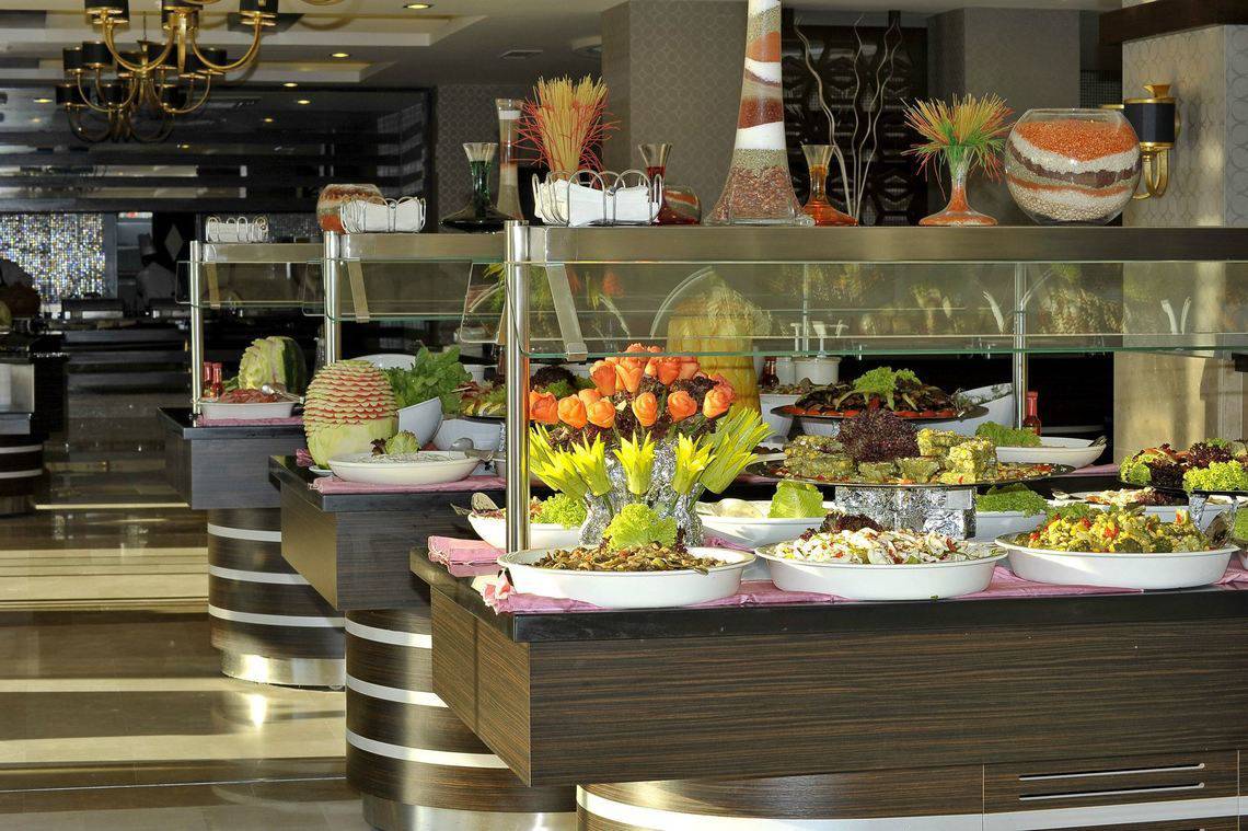Buffet im Seaden Corolla Hotel mit verschiedenen Salaten und Gerichten.
