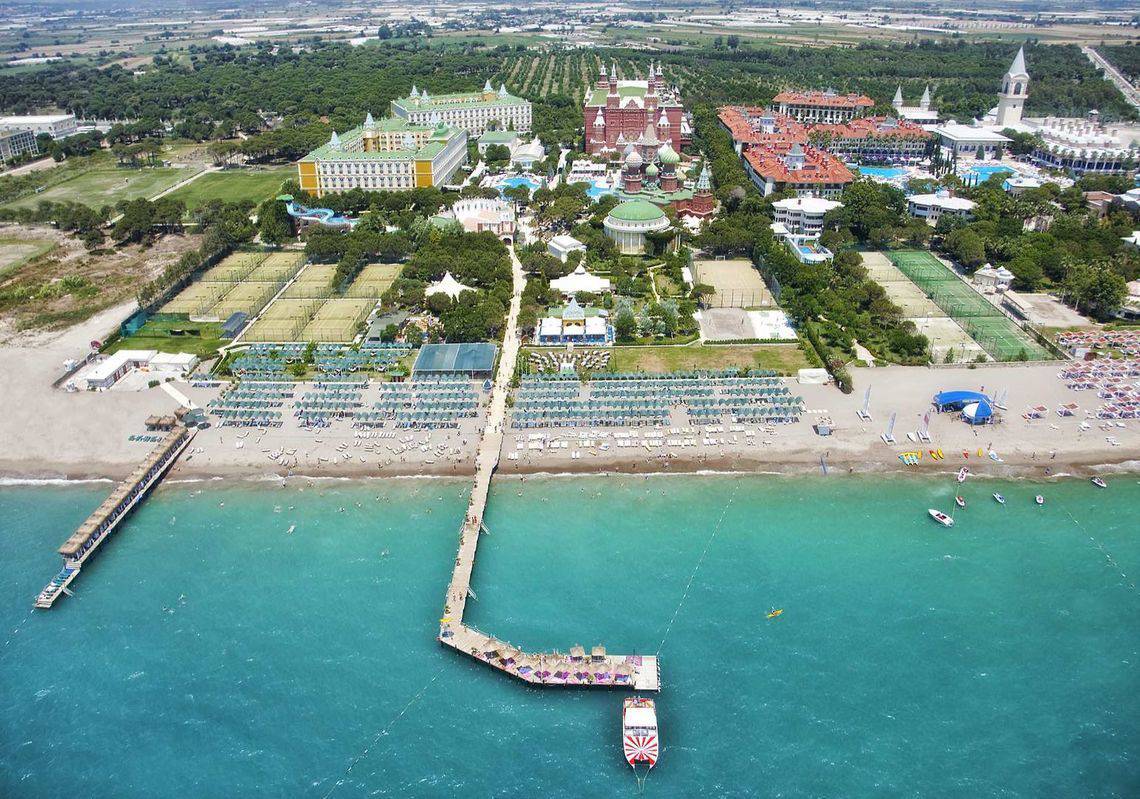 Luftaufnahme des Kremlin Palace Hotels mit Strand, Pools und Wassersport