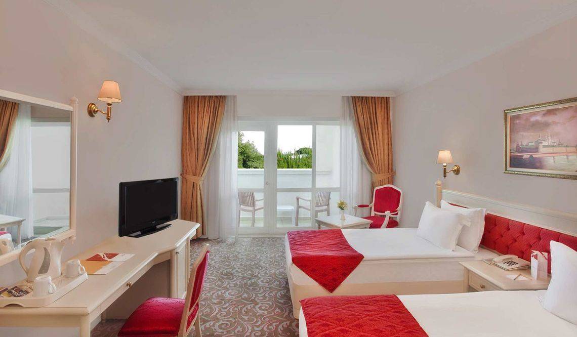 Doppelzimmer im Kremlin Palace Hotel mit zwei Betten, Schreibtisch, Fernseher und Balkon