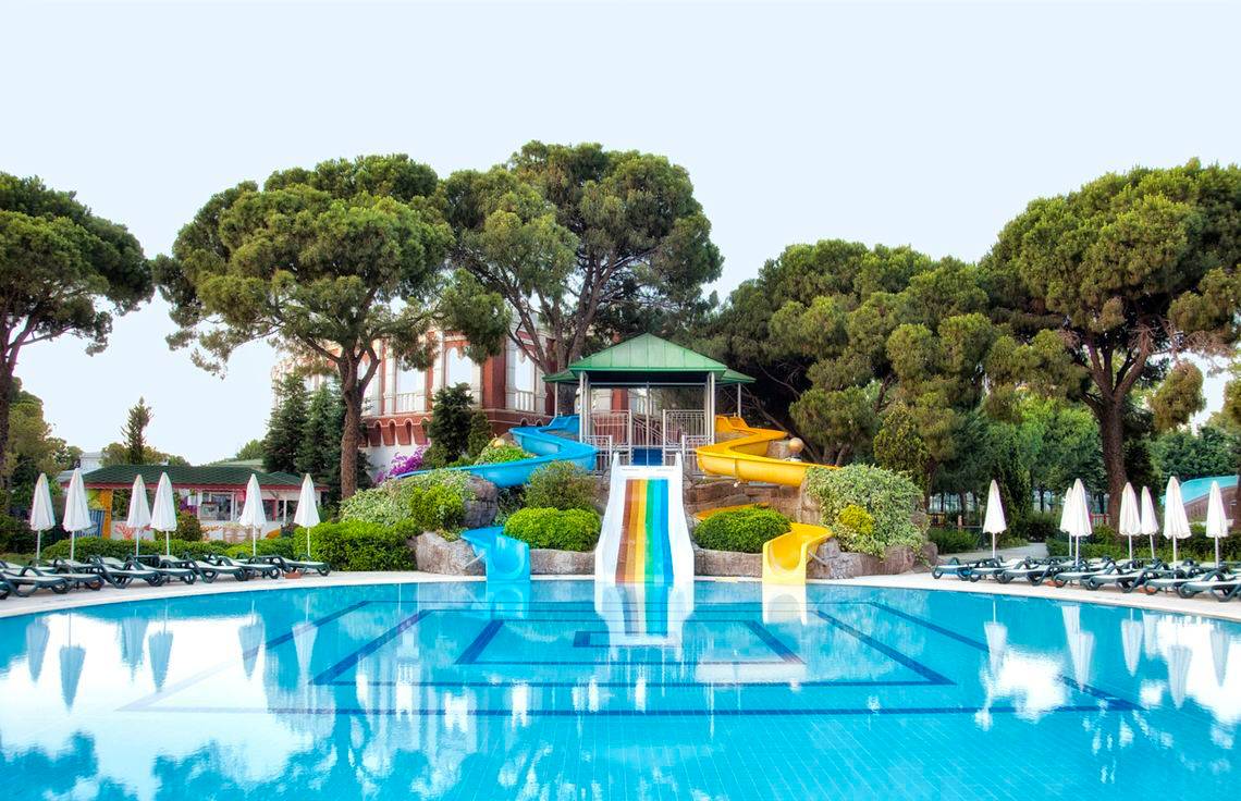 Außenbereich des Kreml Palace Hotels mit Swimmingpool und Wasserrutschen