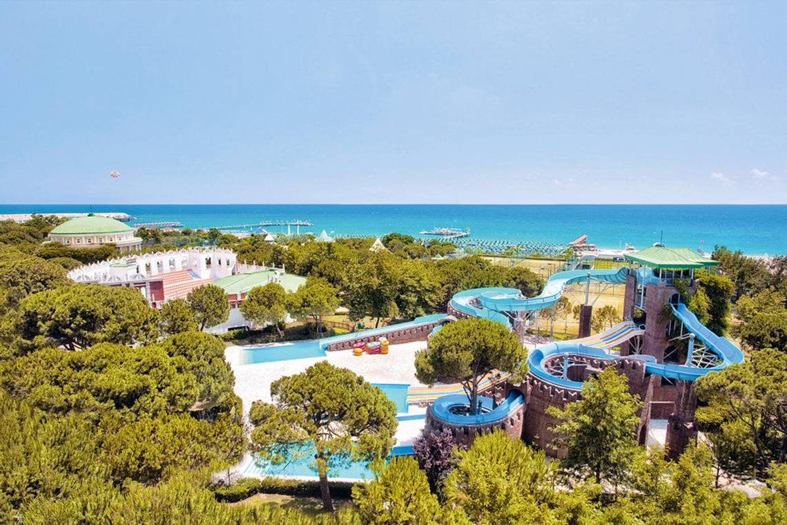 Luftaufnahme des Wasserparks des Kremlin Palace Hotels mit Rutschen und Meer im Hintergrund