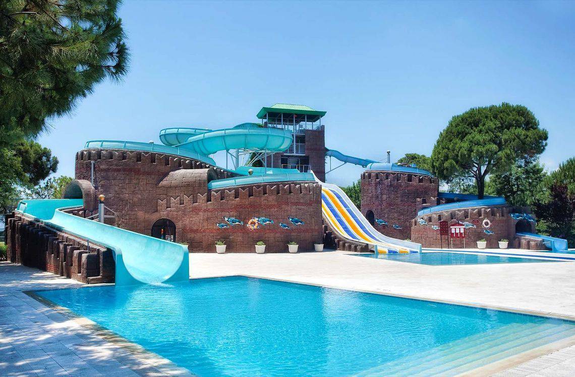 Wasserrutsche im Kremlin Palace Hotel mit mehreren Rutschen und einem großen Pool.