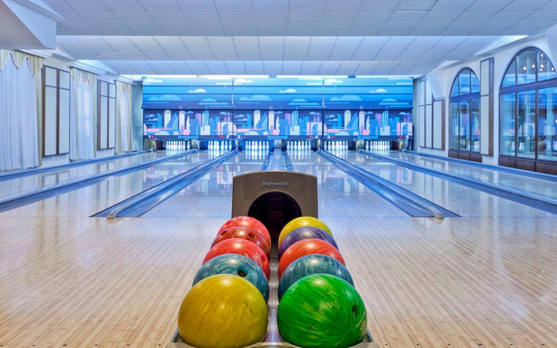 Bowlinghalle im Kremlin Palace mit Bowlingkugeln und Bahnen im Hintergrund.