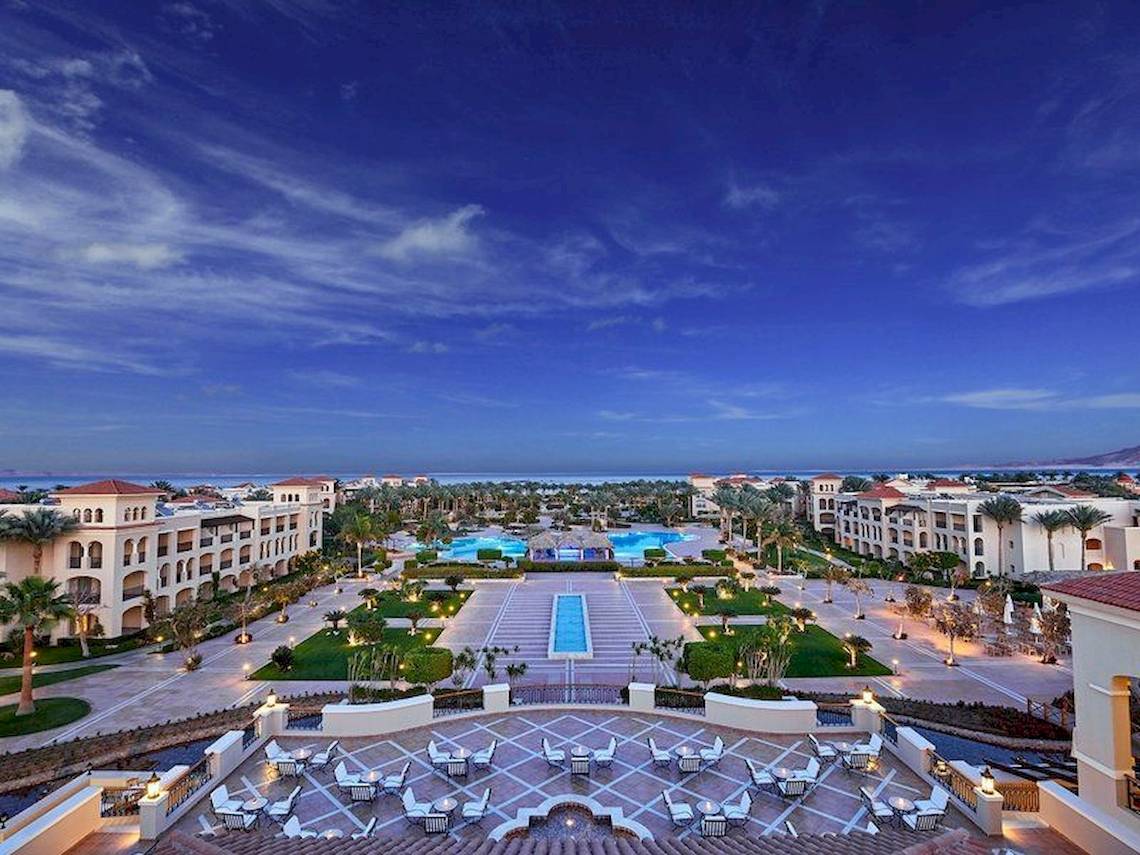Außenansicht des Jaz Mirabel Beach Resorts mit Swimmingpool und gepflegtem Garten.