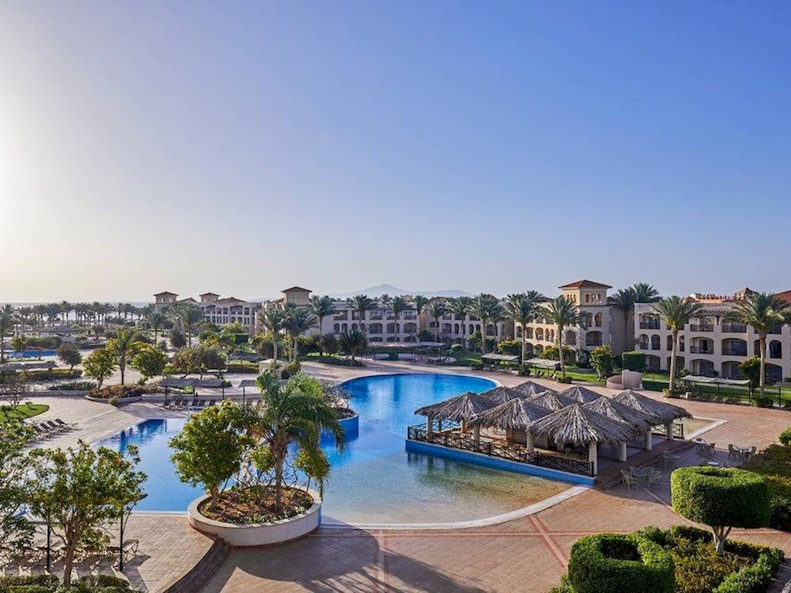 Außenbereich des Jaz Mirabel Beach Resorts mit Swimmingpool, Sonnenliegen und Cabanas.