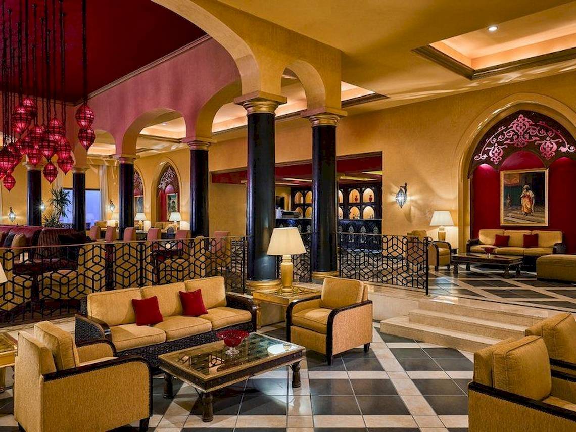 Lobby des Jaz Mirabel Beach Hotels mit Sofas, Lampen und dekorativen Elementen.