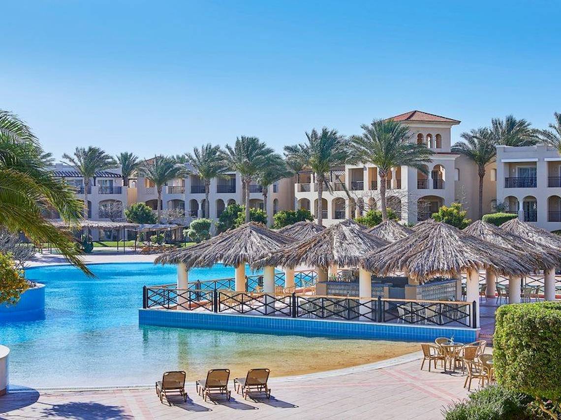 Außenbereich des Jaz Mirabel Beach Resorts mit Swimmingpool, Sonnenliegen und Pavillons