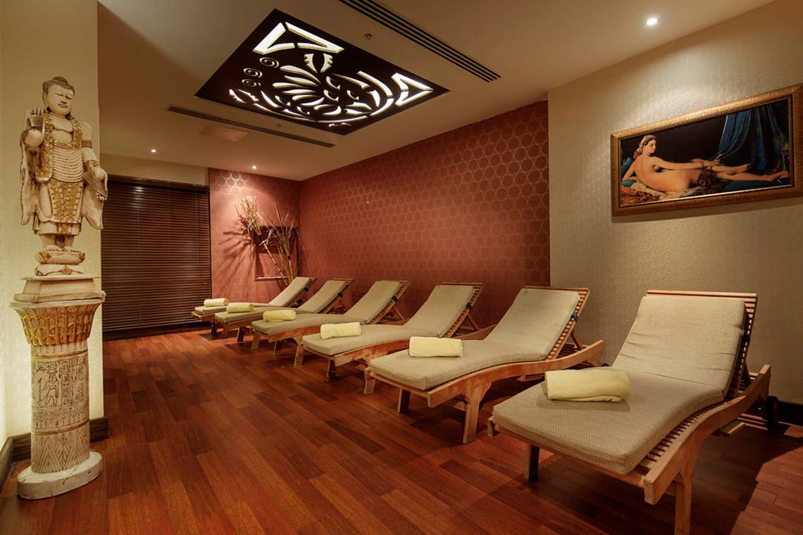 Entspannungsraum im Sunrise Queen Luxushotel mit Lounge-Liegen und Buddha-Statue.