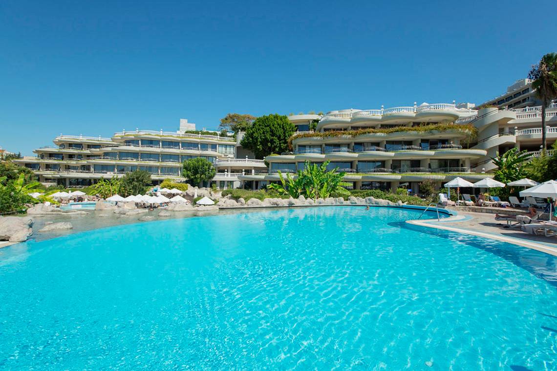 Außenpoolbereich des Sunrise Queen Luxury Hotel mit Gästebereich und Liegestühlen.