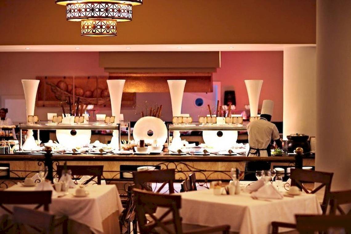 Buffet Bereich im Bahia Principe Luxury Esmeralda Hotel mit gedeckten Tischen und Angestellten
