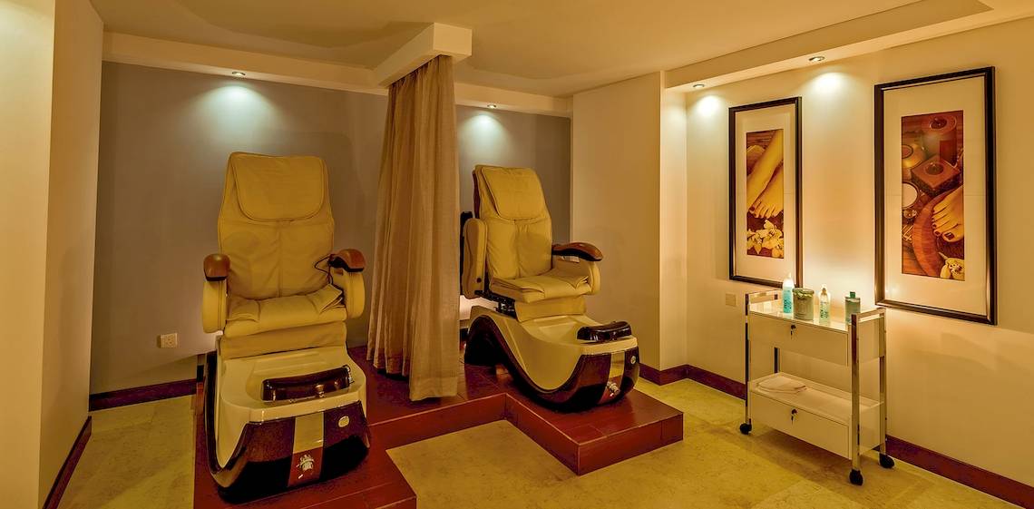 Innenansicht des Schönheitssalons im Grand Hotel Gozo mit zwei Fußpflegestühlen und einer kleinen Ablage.