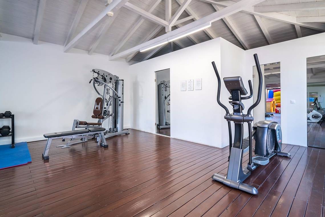 Fitnessraum im Galaxy Beach Resort mit Geräten und Holzboden