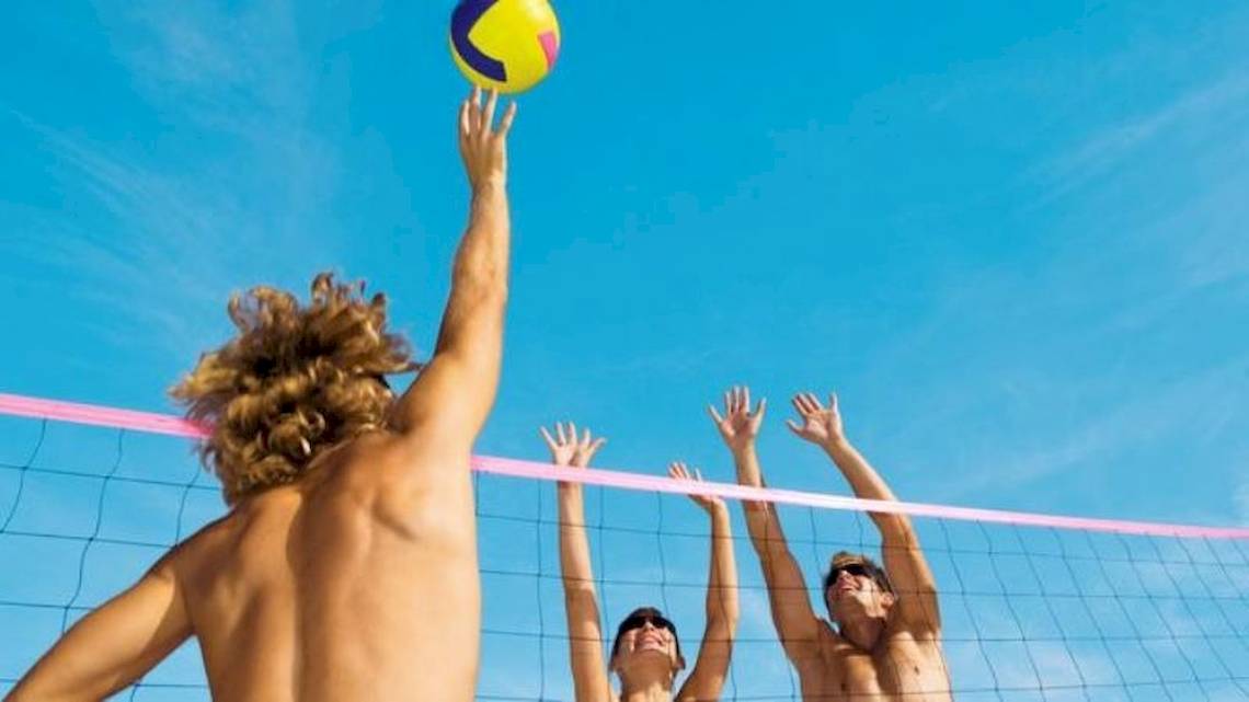 Volleyballspiel am Strand vor dem Lindos White Hotel & Suites