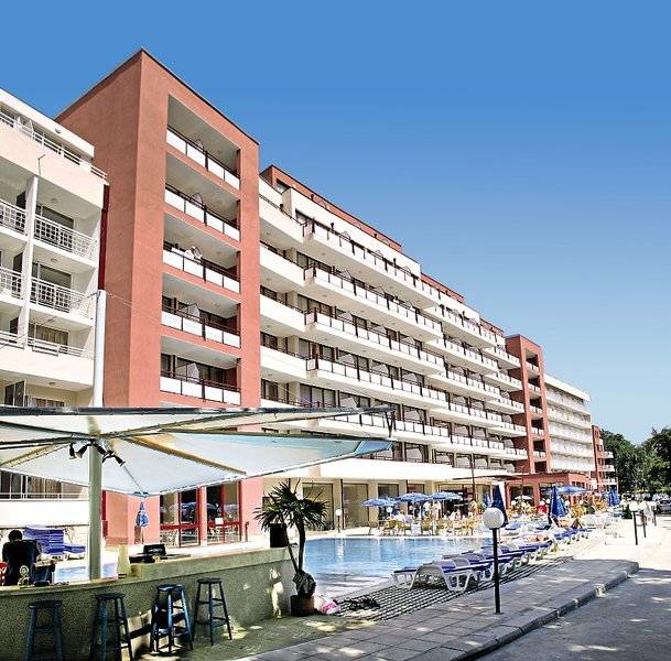 Außenansicht des Gladiola Star Hotels mit Swimmingpool und Sonnenliegenbereich.