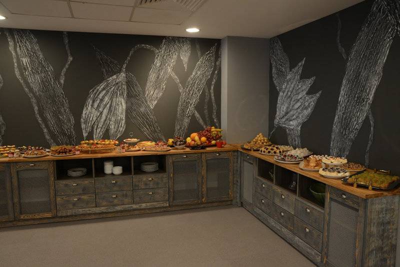 Buffetbereich im Gladiola Star Hotel mit kunstvollen Wandmalereien.
