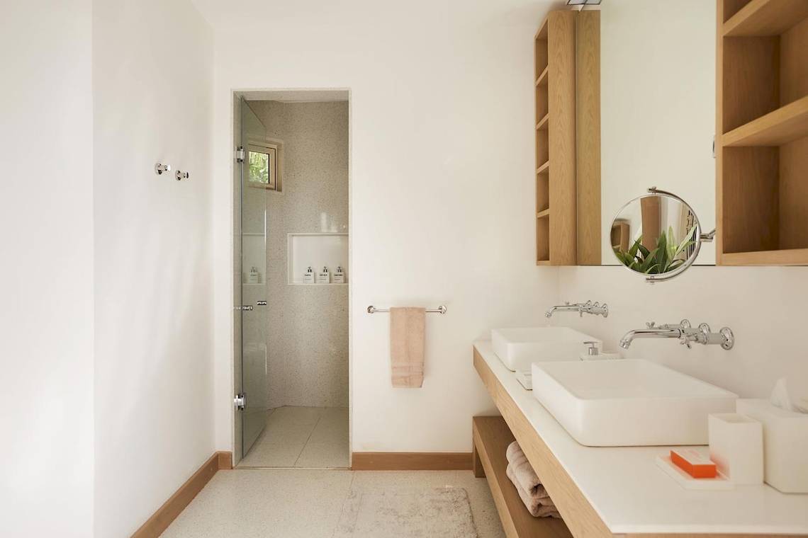 Das Badezimmer des LUX Grand Gaube Resort & Villas mit zwei Waschbecken, Spiegel und Dusche.